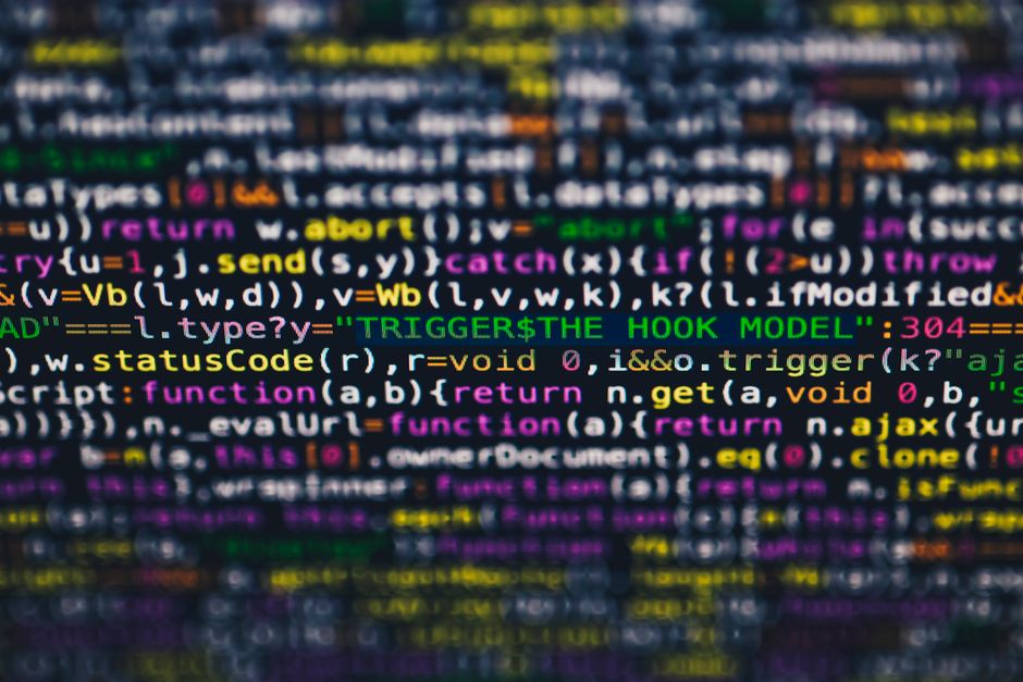 Kleine Gruppen beim gemeinsamen Erarbeiten von Programmierlösungen