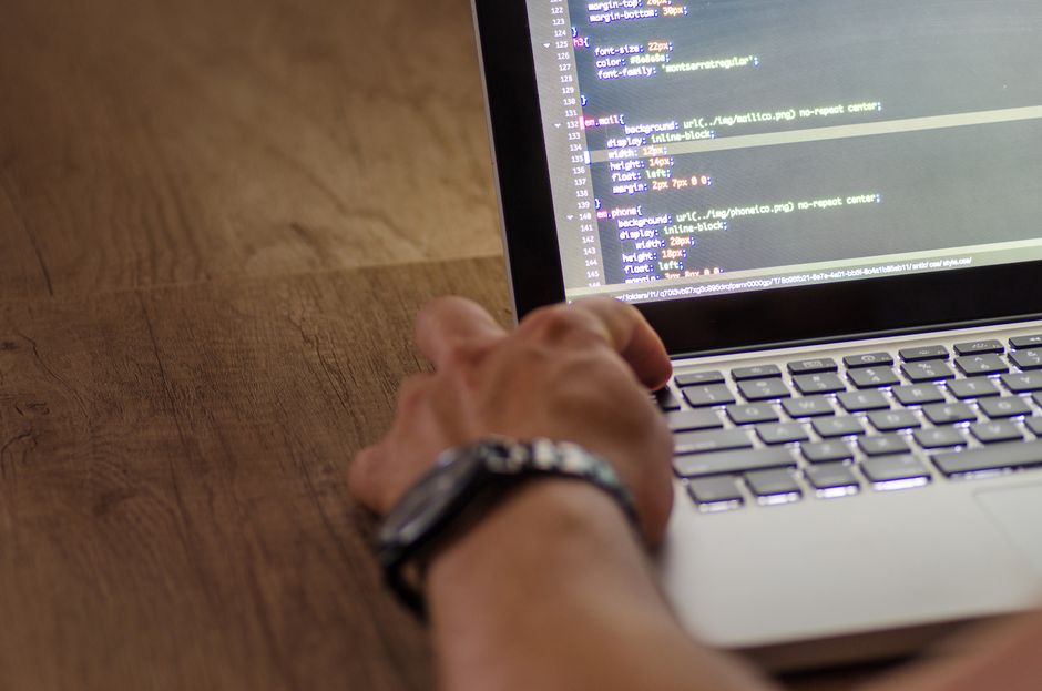 Teilnehmende arbeiten gemeinsam an Code-Beispielen